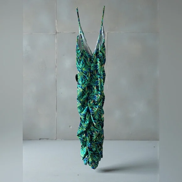 HOT MIAMI STYLES TROPICAL PRINT V NECK
SPAGHETTI STRAPS RUCHED
DRESS - Picture 4 of 8